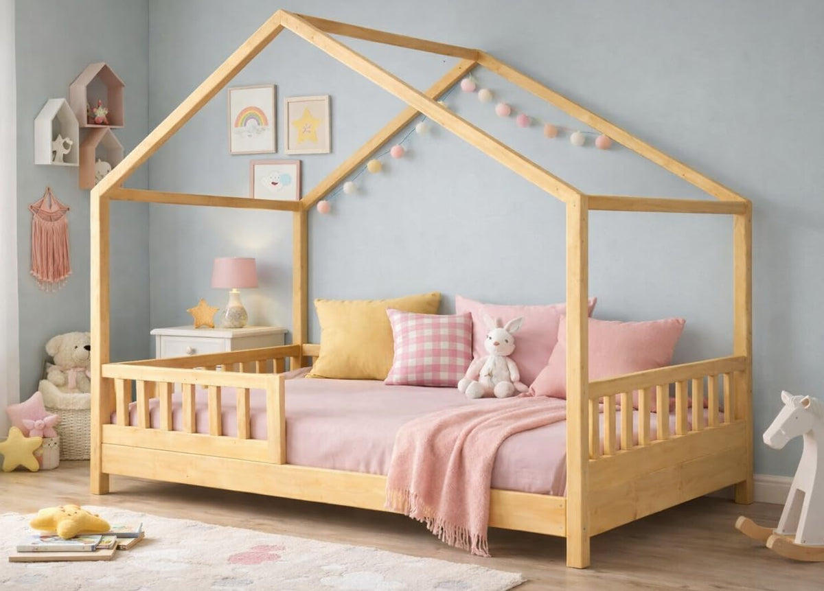 Lit cabane enfant en bois naturel installé dans une chambre, avec guirlande et linge de lit rose