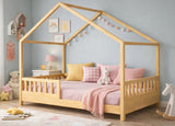Lit cabane enfant en bois naturel installé dans une chambre, avec guirlande et linge de lit rose